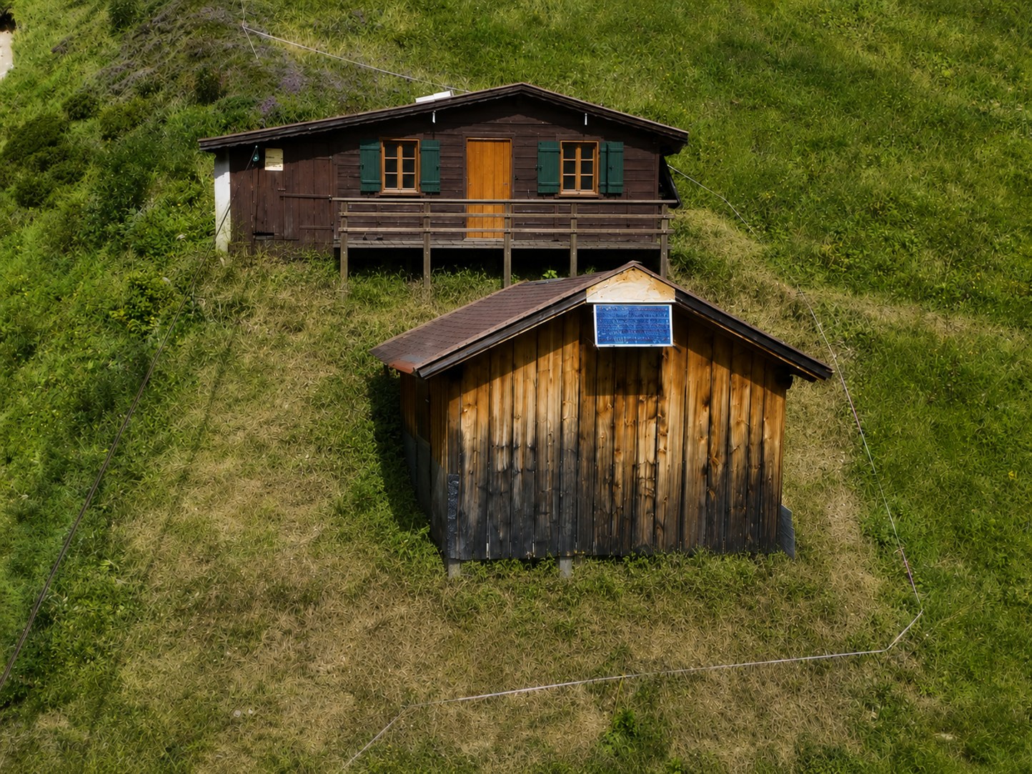 Alphütte im Valschavieltal – Luftaufnahme mit Stall und Wiese